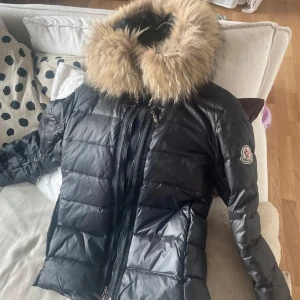 Moncler Vinter jacka  - Super fin Moncler vinterjacka som inte kommet till användning då jag har andra. Pälsen går att ta av och på om man vill det , Hör av er vid frågor eller om ni vill ha flera bilder på jackan💕