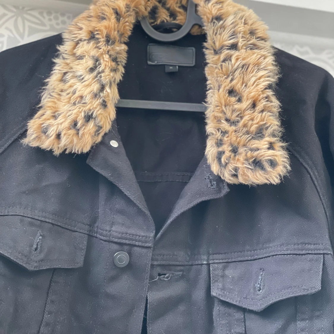 Svart jeansjacka med leopardkrage - 1