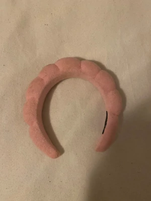 Rosa puffigt diadem - Superfint rosa diadem som ofta används vid smink eller hudvårdsrutiner. Köpt från Temu men knappt använt och i fint skick, inget slitage alls!