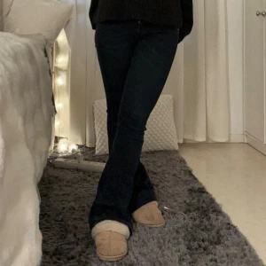 Mörkblå bootcut jeans Diesel D-EBBEY - Mörkblå bootcut jeans från Diesel, modell D-EBBEY, använda en del. Har defekter på innelåren, då Diesel görs av gamla jeans så hände det ganska snabbt. Har fixat tidigare defekter hos en skräddare. Defekterna syns inte när jeansen används. Kan erbjuda att sy de två små hål som finns, annars är det lätt att fixa själv 💞