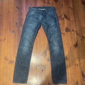 Blå slim jeans från Lee Powell w28 l32 - Säljer ett par klassiska blå jeans från Lee med slim passform. Storlek w28 l32. Passform Powell 