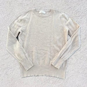 Kashmir sweatshirt - Bra skick inga defekter. Nypris 900 vårat pris endast 499. Längd 172 väger 57 på bilden 