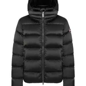 Svart pufferjacka från Colmar - Säljer en svart pufferjacka från Colmar med huva och markerad logga på ärmen. Jackan har en clean look med breda, quiltade sektioner och dragkedja framtill. Perfekt för dig som vill ha en stilren och varm jacka med modern vibe.