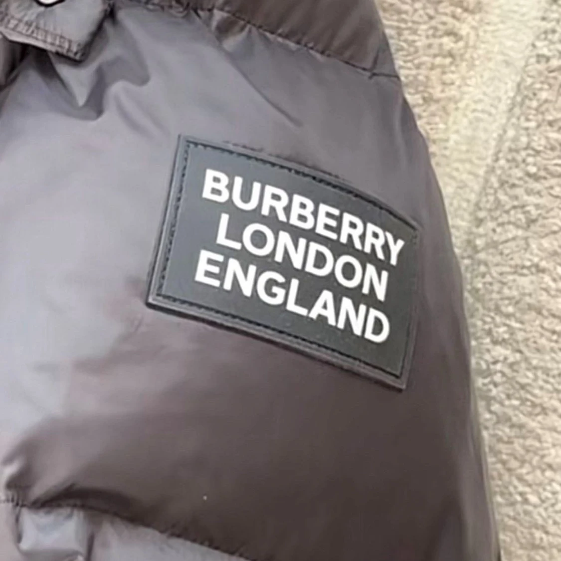 Svart pufferjacka från Burberry - 1