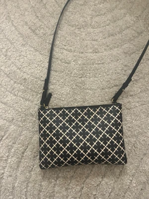 Malin birger handväska  - Snygg väska från "by malene birger”💕Sparsamt använd så i mycket bra skick! Säljer då jag har för många väskor och denna aldrig kommer till användning🙈💕