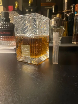 Lattafa Khamrah 3 ml - Lattafa Khamrah är en elegant parfym i en lyxig flaska. Perfekt för dig som vill sticka ut med en unik doft. Sampleflaska medföljer för enkel testning eller att ta med på språng.