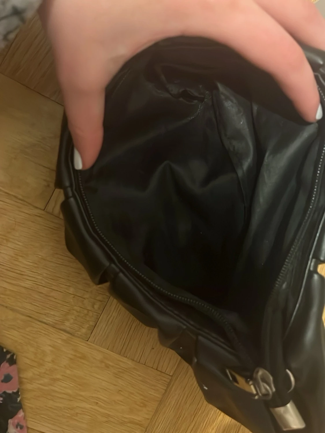 Svart axelväska i syntet med rynk - 2