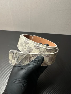 Märkesbälte med LV spänne - Säljer ett helt nytt märkesbälte, 110cm, skickas med skydd!