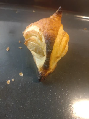 Ingen väst till salu på bilderna - Bilderna visar bakverk, troligen smördegsknyten eller croissanter, och inte någon väst. Ingen väst kan beskrivas eller taxonomier matchas.