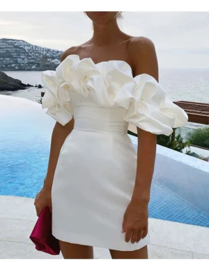 Vit offshoulder kortklänning med volang - Supersnygg vit kortklänning i satinliknande material med stora volanger över axlarna och offshoulder-modell. Klänningen har figurnära passform och är perfekt för dig som vill sticka ut. Mäter ca 68 cm i längd. Perfekt för sommarens alla tillfällen!