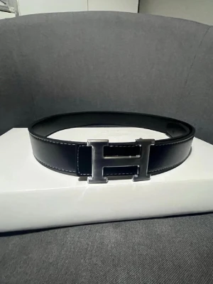 Svart H bälte - Helt nytt svart H-bälte 105cm långt. Kommer inplastat och oanvänt 