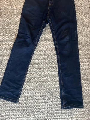 Mörkblå jeans från Grunt - Säljer ett par mörkblå jeans från Grunt. Storlek 176/S. Köptes för 600. Säljer för 320. Kontakta vid frågor.