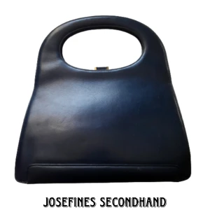 Snygg svart handväska - Svart handväska av läder. Rymlig, har lite slitage på sidorna nära botten men är i övrigt i fin kvalité. Använd gärna prisförslag/köp nu funktionen