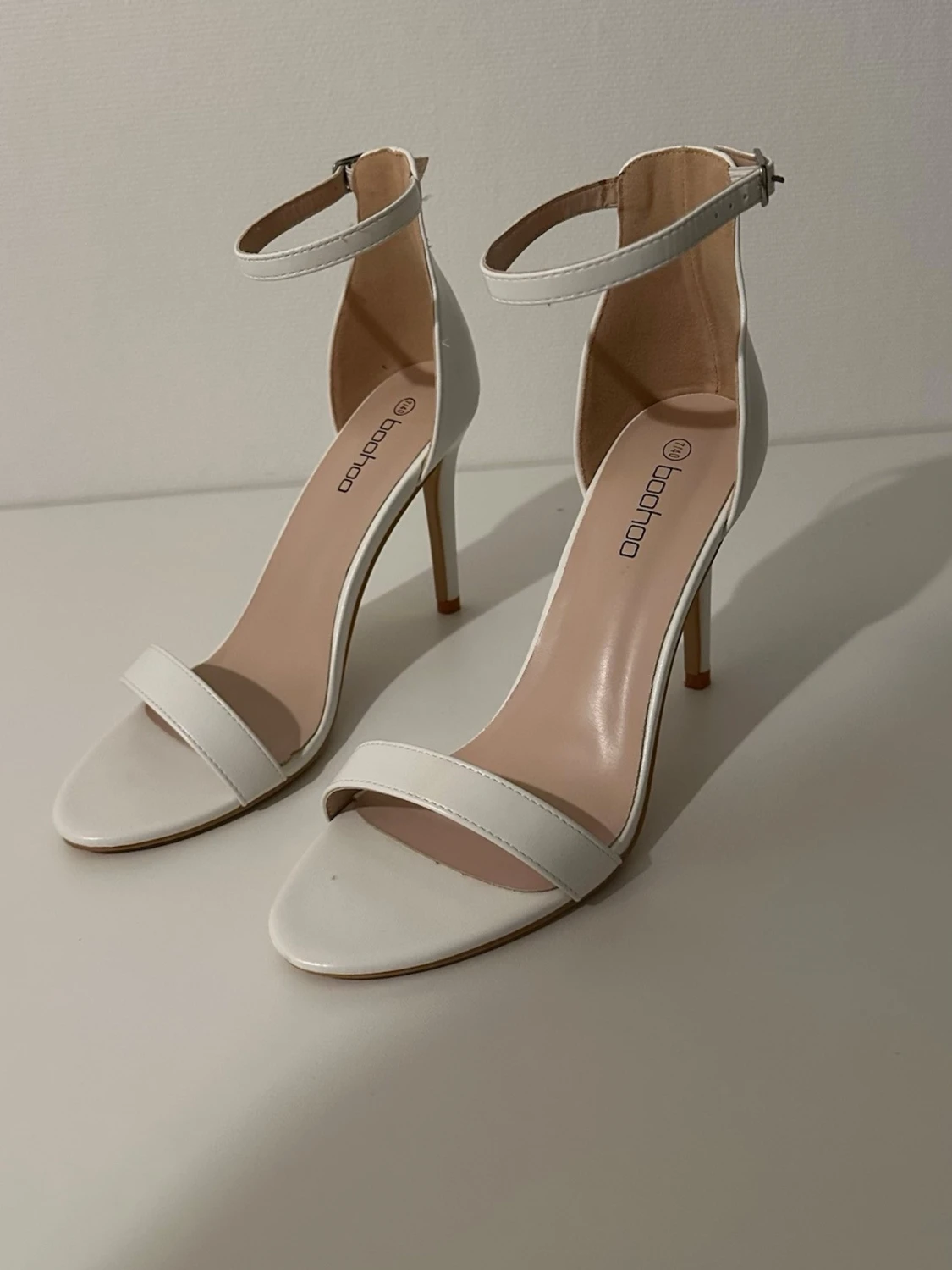 Vita klackade sandaler från Boohoo