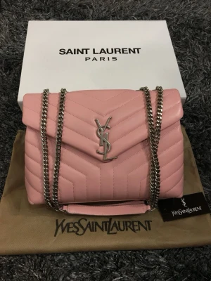 Rosa quiltad axelväska från Saint Laurent - Jättefin AA-kop som tyvärr inte kommer till användning! Skickar jättegärna fler bilder om det önskas! Pris går att diskutera 🩷👜