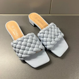 Ljusa blå flätade sandaler från Monki - Säljer ett par ljusblå sandaler från Monki med chunky flätad rem och fyrkantig tå. Skorna har låg klack och är tillverkade i veganskt syntetmaterial. Perfekta för sommarens alla outfits.