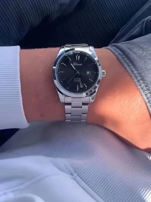 Donventi - Bilderna visar en silverfärgad donventi klocka med svart urtavla och metallarmband. Helt o använd, pris kan diskuteras vid snabb köp❗️