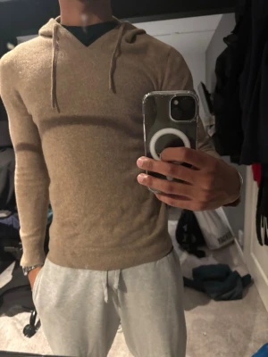 Kashmir hoodie - En fin biege 100% kashmir hoodie i mycket gott skick. Nypris ca 1400kr. Hojta till vid funderingar!