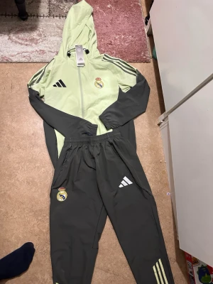 real madrid träning set  - Helt ny kan vara en vind jacka också