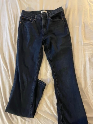 Mörkblå jeans från Gina Tricot  - Säljer ett par mörkblå jeans från Perfect Jeans (Gina tricot), utsvängda. Perfekta till vardagslooken och funkar året runt. Storlek 36. Inga defekter. 