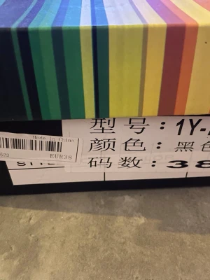 Svarta ballerinaskor med pärldetaljer - Säljer ett par svarta ballerinaskor i skinnimitation med chunky platt sula och dubbla remmar över foten dekorerade med vita pärlor. Skorna har rund tå och spänne på sidan för en cool och trendig look.