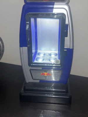 Redbull kyl  - En blå mini redbull kyl väldigt lätt att bära och ta med! Knappt använd!