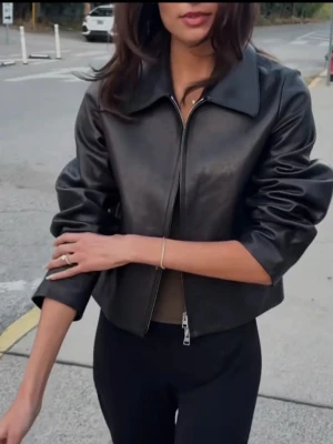 Läderjacka/ skinnjacka  - Snygg skinnjacka från Asos. Slutsåld. Storlek 32 men oversize så passar mer 36.