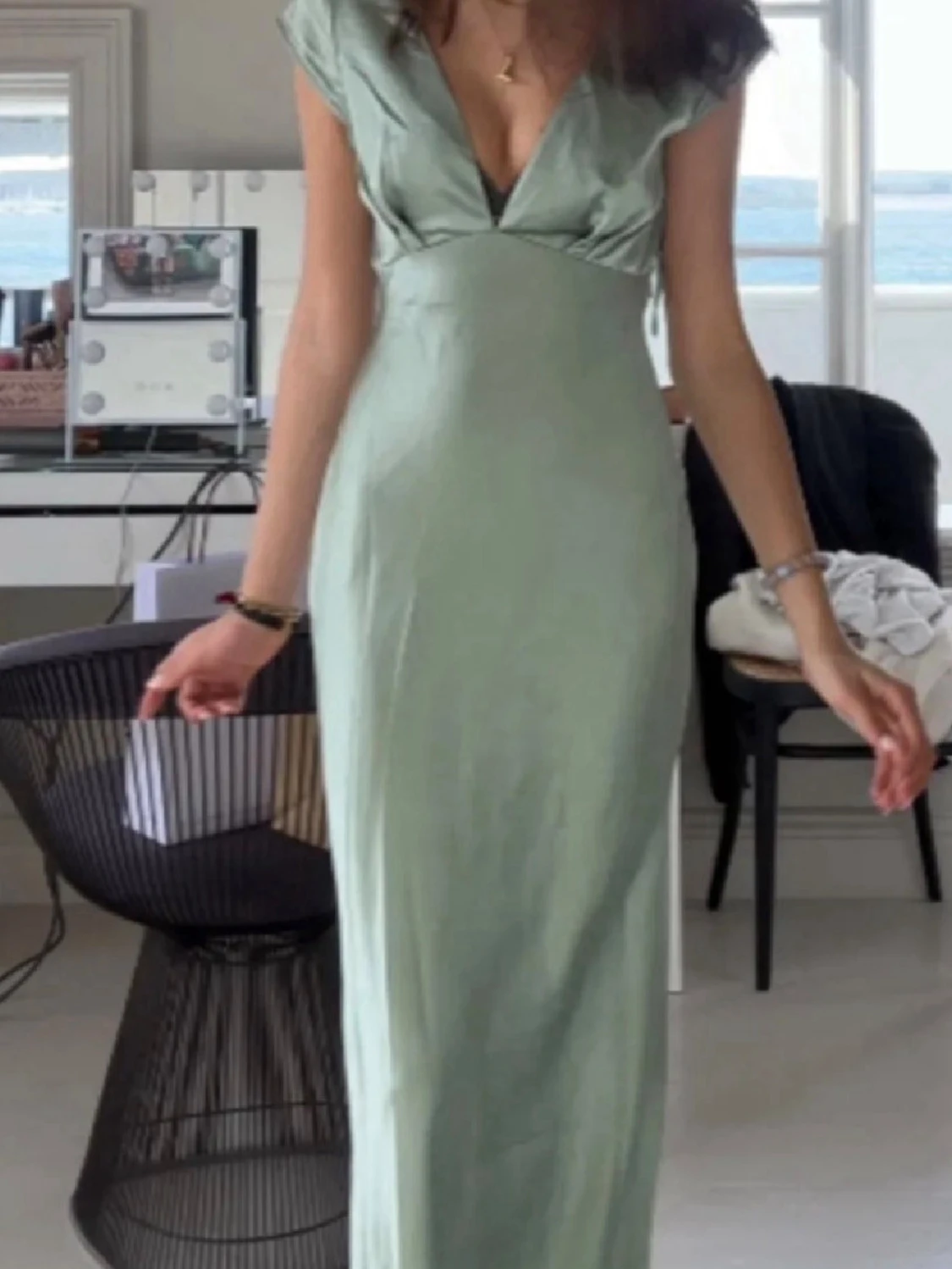 Ljusgrön långklänning i satin - 1
