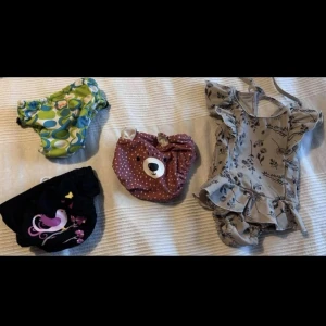 Badkläder baby - Badkläder för baby.  Baddräkt, Lindberg 6-9 kg. UV-skydd. 50 kr. Rosa badbyxor, Lindex stl 62/68. 50 kr Svarta badbyxor, Lindberg 9-12 kg. 50 kr Blågröna badbyxor, Aquarapid, 7-11 kg, 50 kr.  Allt för 100 kr.