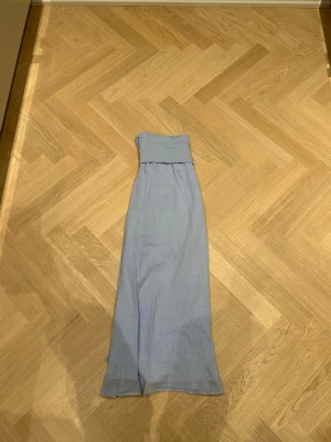 Ljusblå långkjol från Gina Tricot - Säljer denna jättefina och gulliga kjol ifrån Gina Tricot i st 170, passa på att köpa då den inte finns inne längre och rekommendera starkt. Den kjolen är även helt oanvänd så är i gott skick. Skriv om ni vill ha bilder på💕nypris 300 så 99 är ett bra pris