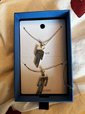 Billie Eilish BOAF halsband set - Säljer ett Billie Eilish Birds of a Feather halsband set med två silverfärgade Blohshes. Skriv gärna om ni har några frågor eller vill ha fler bilder. Ett av halsbanden är använda men är fortfarande i väldigt fint skick. Om du har Vinted rekommenderar jag att köpa dem där, eftersom jag kan lägga ut dem för billigare då jag får hela beloppet. Gäller även för diesel jeansen på min profil. Sell_out10