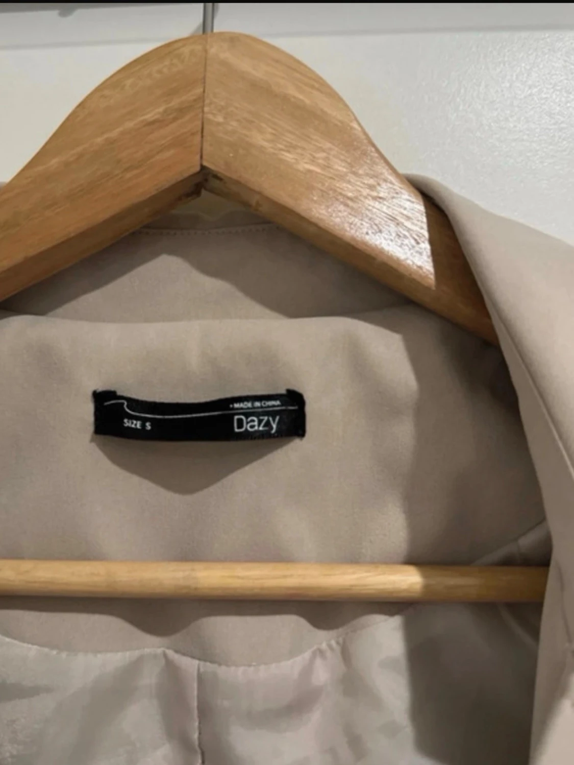 Beige trenchcoat från Dazy - 2