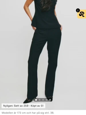 Svarta kostymbyxor  - Klassiska vera kostymbyxorna från bikbok, helt nya med prislapp kvar så säljer pga för små🌸 säljer till ett billigare pris då originalpriset är 500kr. Byxorna är low Waits och raka/bootcut och jag kan tänka mig att gå ner i pris vid snabb affär