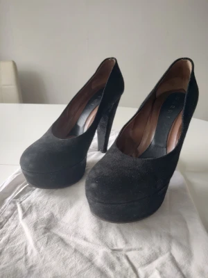 Svarta mocka pumps med platå - Säljer ett par svarta pumps från Marni i mjuk mocka. Skorna har hög klack och platåsula för extra höjd och stabilitet. Rund tå och klassisk siluett som ger en snygg look. Insidan är fodrad i skinn för skön känsla.