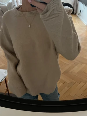 Stickad tröja zara - Fin stickad tröja från Zara, knabbt andvänd och jätte fint skick 