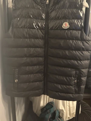 Moncler väst - Säljer en äkta moncler väst köpte den för ungefär 1 år sedan men växte ur den snabbt. Har inte andvänt  den mer än 2 gånger och tänkte sälja den. Den är i dun och är glansig upptil. Den är Storlek S. Skick 10/10 pris kan diskuteras👏