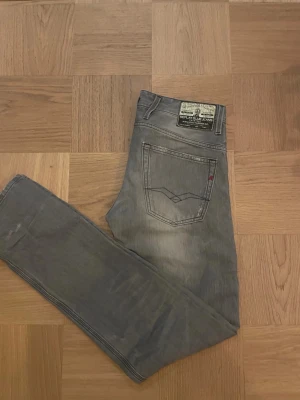 Replay jeans - Replay jeans, modellen heter jeto och sitter väldigt bra. Varan är i fint skick och jeansen har fin tvätt (storlek 31/34). Hör av er för mer detaljerade frågor eller bilder med de på!