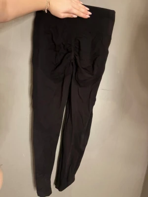 Svarta scrunch tights - Oanvända pga fel storlek. Bilden ger orättvist färg, dem är hel svarta 🥰