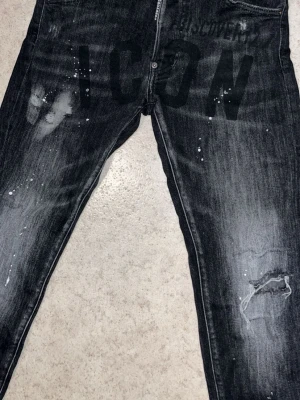 DSQUARED2 Jens  - Säljer ett par svarta jeans från Dsquared2 passar bra haft dom i 3 månader tveka inte. Lite tajt i midjan bara anars sitter den som en bra bra bra 31/32 passar även 31/33 