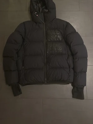Svart Moncler Grenoble - Svart Moncler Grenoble Skidjacka i toppskick. Köpt från Miinto för 14999kr förra vintern. Riktigt varm och skön jacka till vintern. Hör av dig för funderingar eller bilder!