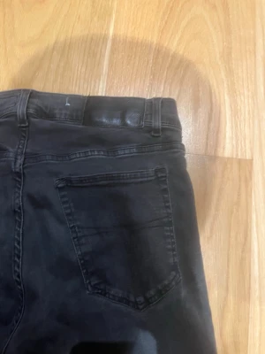 Tiger of sweden svarta slim jeans 30/32 - Säljer ett par svarta slim fit jeans med klassisk femficksdesign. Jeansen har bälteshällor, knappgylf och är tillverkade i ett mjukt bomullsmaterial med lite stretch. Perfekta för dig som gillar en tajtare passform.
