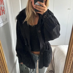 Custommade Jacka - Säljer min älskade jacka från Custommade då den inte kommer till användning. Mitten knappen saknas men märks ingenting. Även ett litet hål i liningen där lappen sitter, men inte heller något som märks. Annars som ny. Kommer inte gå ner i pris då den inte säljs längre och älskar den. Size S/M💞