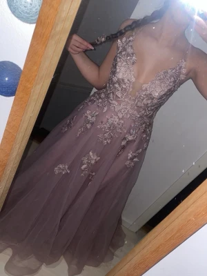 Ljuslila långklänning med spetsdetaljer - Jättefin rosa balklänning! Har bara använda en gång. Den är från JJ’s house. Den passar XS S och M. Jag är 174 och hade högklackat på bilderna och den nuddar fortfarande marken. I toppskick❤️pris kan absolut diskuteras