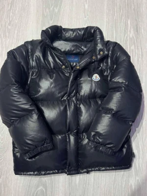 Giubbotto moncler original  - Moncler giubotto avtagbar ärmar perfekt för vinter och våren! Säljs pågrund av garderobrensing  