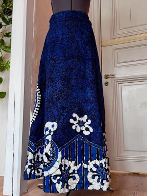 Kjol - Lång handsydd kjol med mönster. Det är en omlåttkjol så den passar alla storlekar 💙