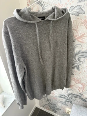  Herr stickad tröja med luva  - Den är helt ny, aldrig använd  bara provad det är L men skulle nog säga att den skulle nog passa M oxå 