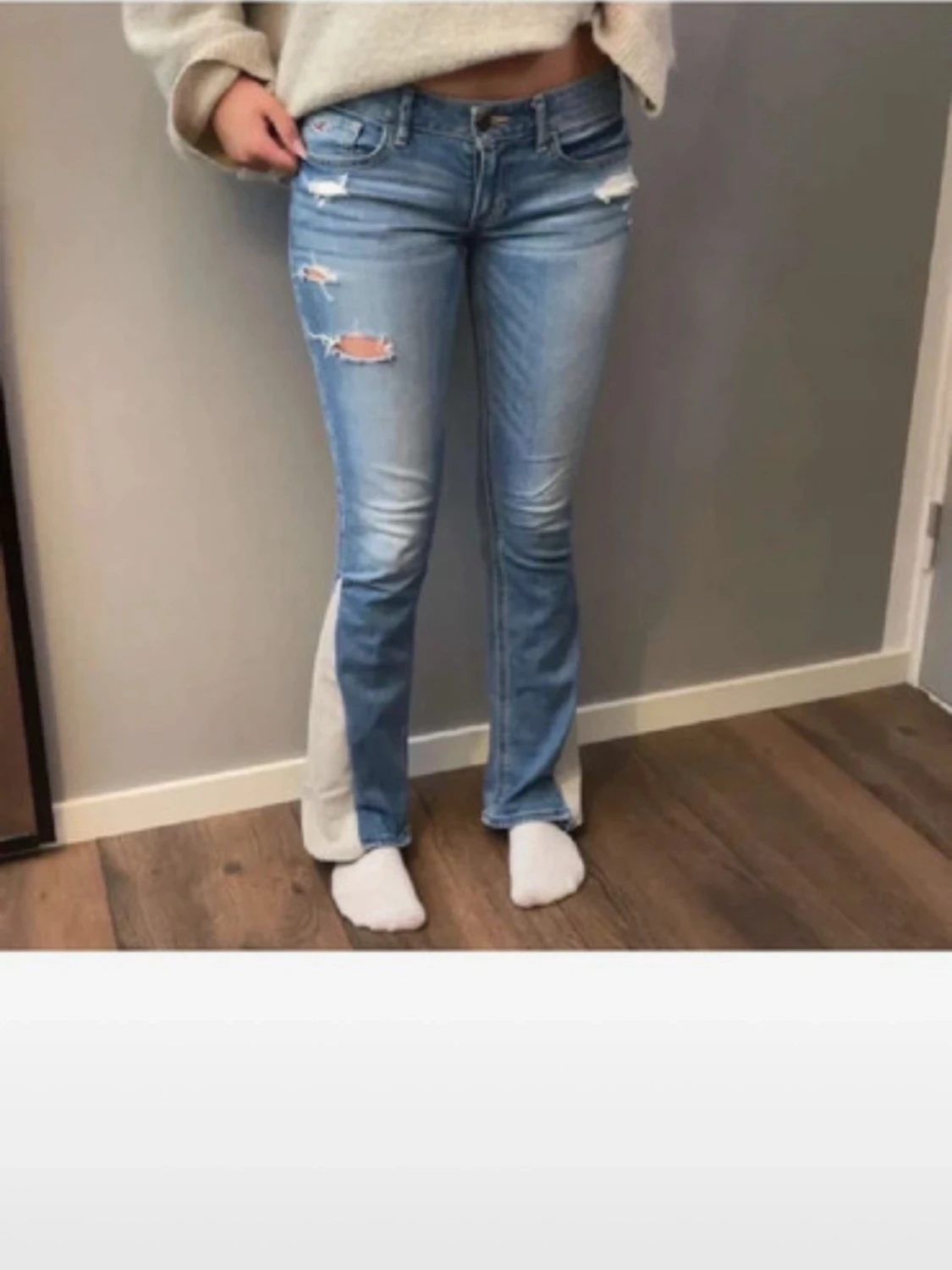 Hollister jeans med slitningar - 1