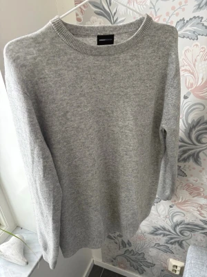 Grå stickad tröja Swedish Fashion -  Den är helt ny, aldrig använd bara provad storlek M