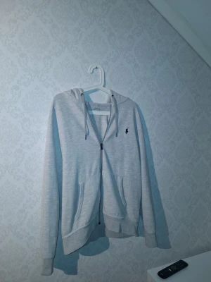 POLO RALPH LAUREN HOODIE  - POLO RALPH LAUREN HOODIE i färgen GRÅ har inga tydliga tecken på mycket användning.