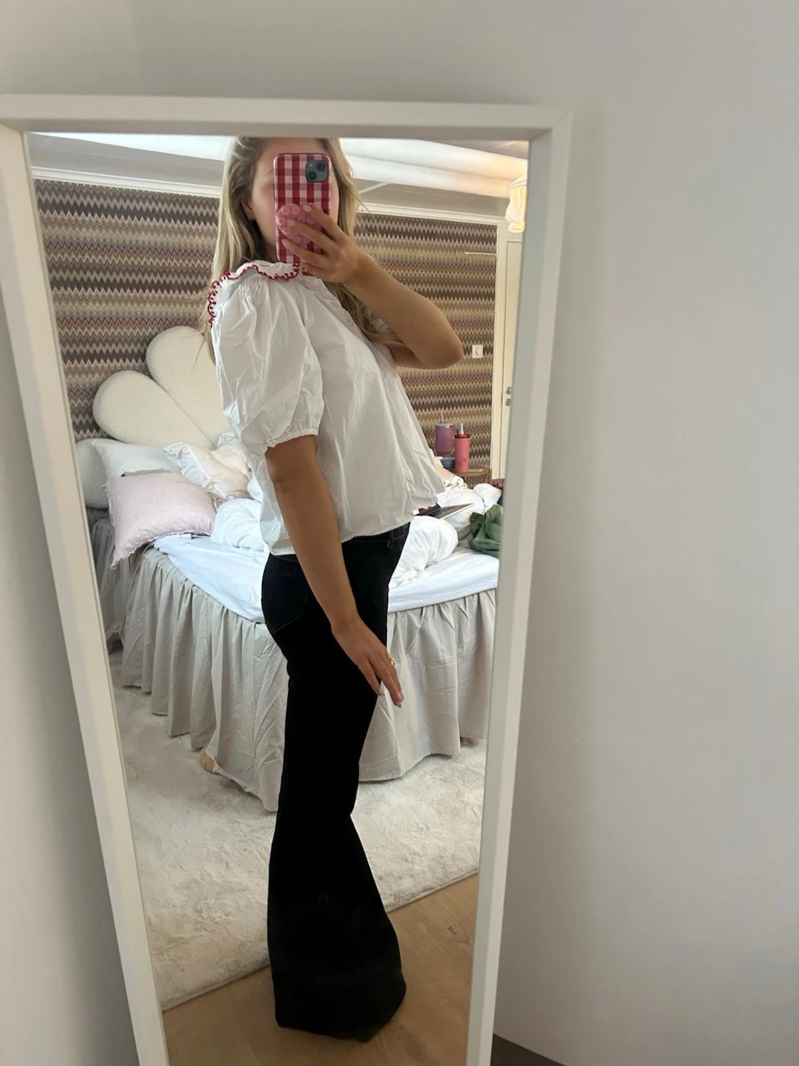 Vit blus med puffärm och broderad krage - 2